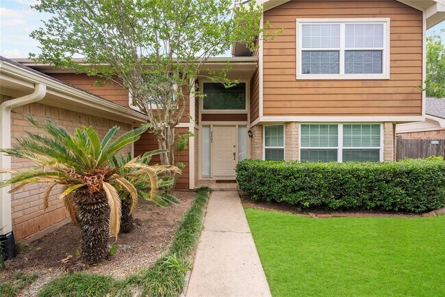 Building Photo - 2207 Brook View Ln