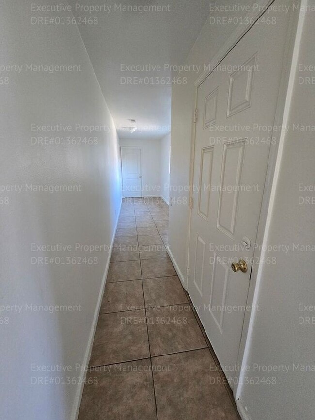 Building Photo - 3 bedroom/ 2 bathroom home