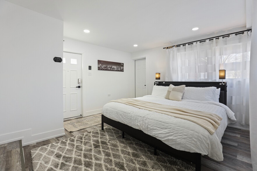 Building Photo - 1900 Pratt Ave