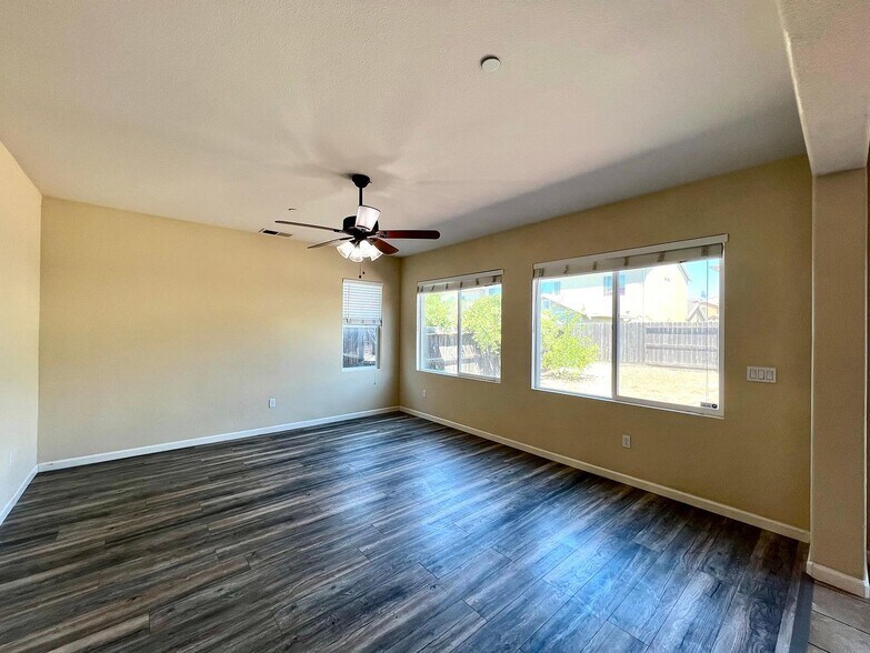 Building Photo - 1335 Hadley Dr