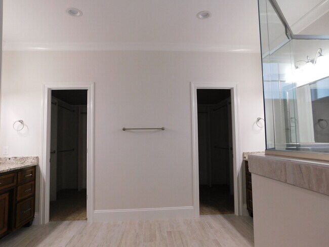 Building Photo - Grove Point Beauty