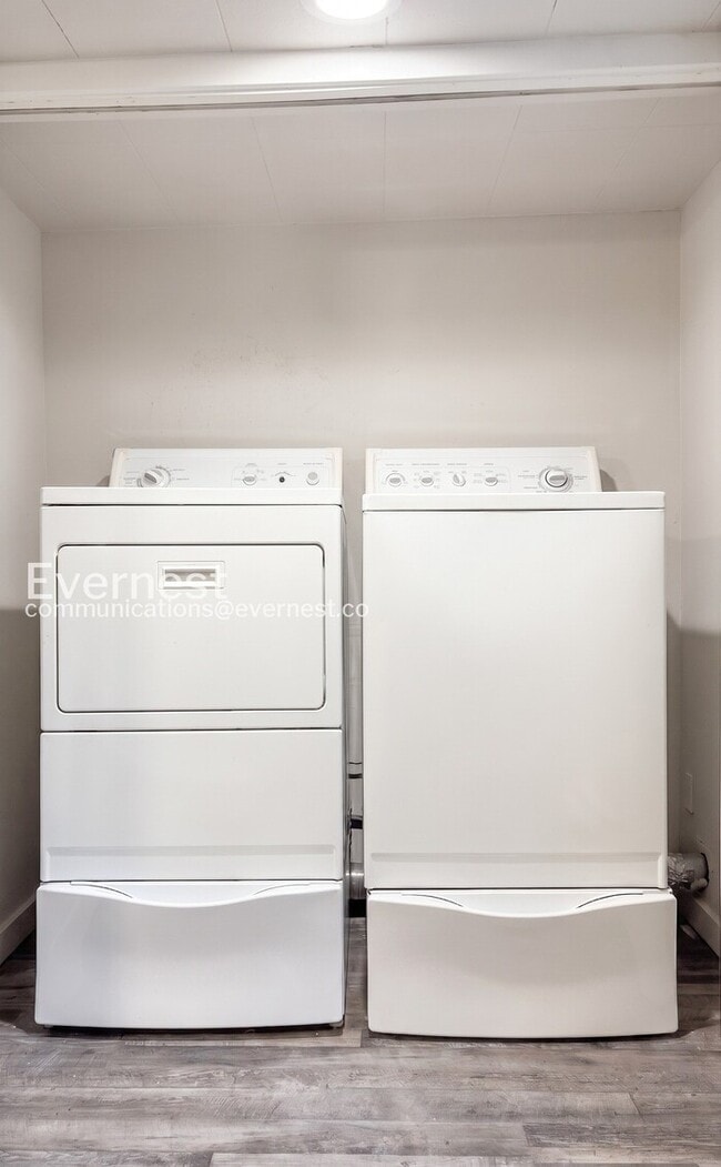 Building Photo - 2-Bed/1-Bath Town Home/ Available Now!