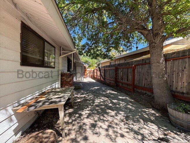 Building Photo - 750 Crain St