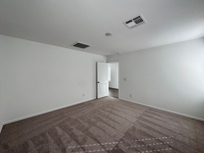 Building Photo - 3 bedroom Newer home