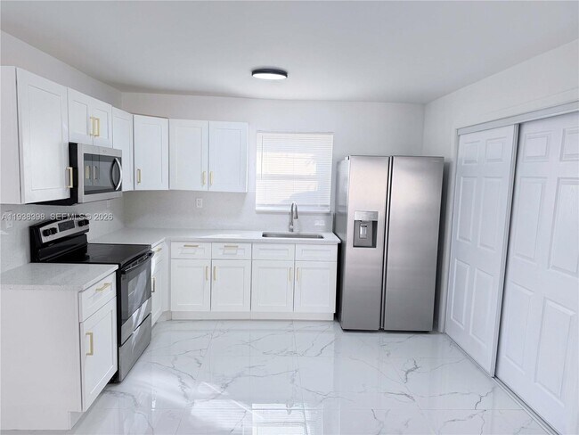 Building Photo - 133 SE 2nd Ave