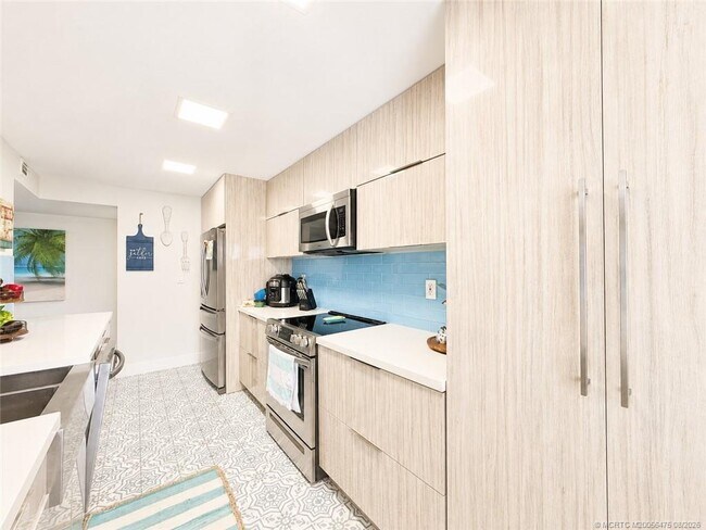 Building Photo - 10044 S Ocean Dr