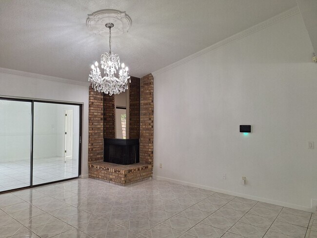 Building Photo - Spacious 4-Bed, 3-Bath Belle Isle Home wit...