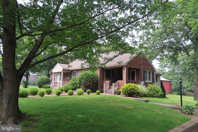 Building Photo - 14109 Buchanan Trail W