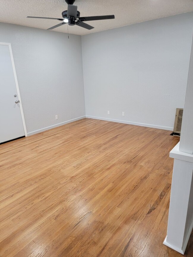 Building Photo - Large 3 bedroom 1 bath house for rent.