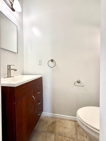 Building Photo - 1720 Midvale Dr