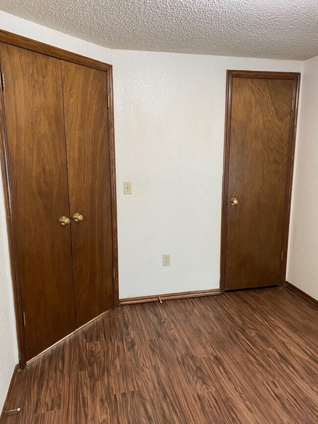 Building Photo - 2122 Meench Dr