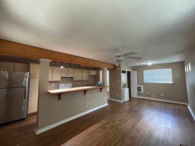 Building Photo - 831 W 25th St