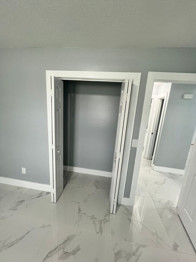 Building Photo - NEWLY RENOVATED 3 BEDROOM 2 BATH HOME- TIL...