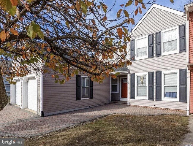 Building Photo - 44 Brambling Ln