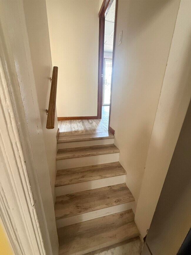 Building Photo - 417 42nd St