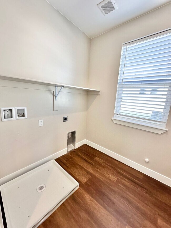 Building Photo - 4 Bed Desert Color Home!