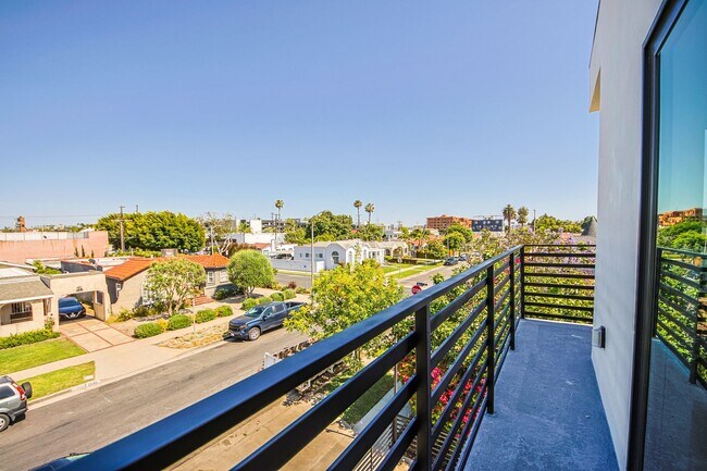 Building Photo - 2851 S Victoria Ave