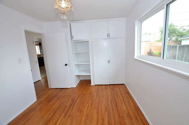 Building Photo - Single level Home