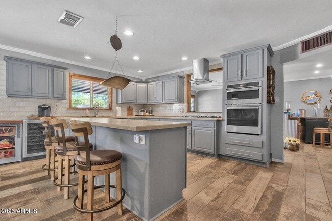 Building Photo - 6621 E 4th St