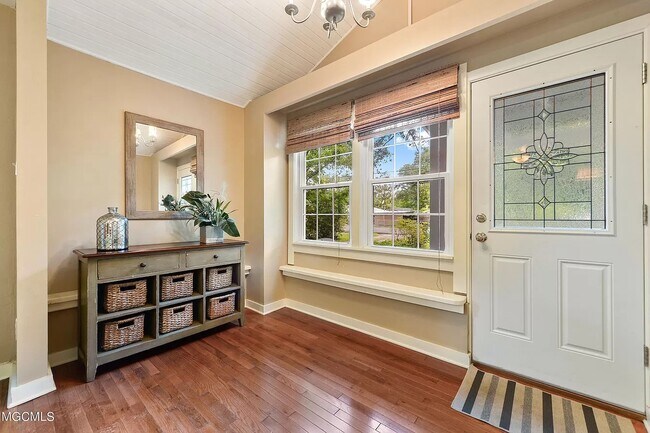 Foyer - 403 Bechtel Blvd