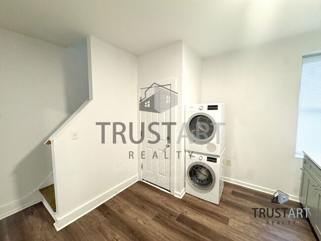 Building Photo - 2325 N 16th St