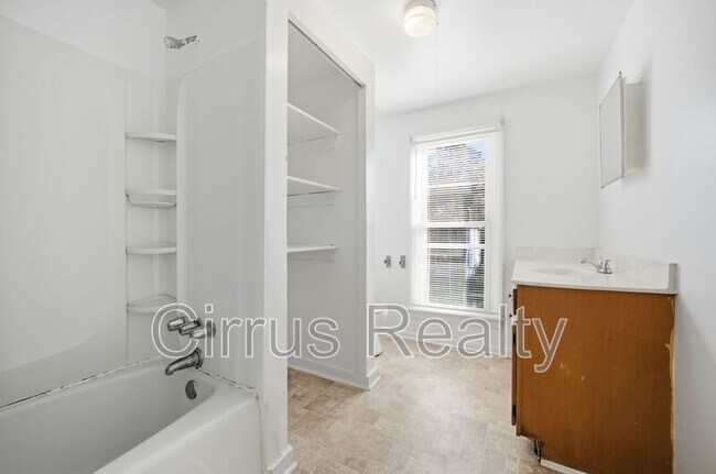 Building Photo - 1027 27th St