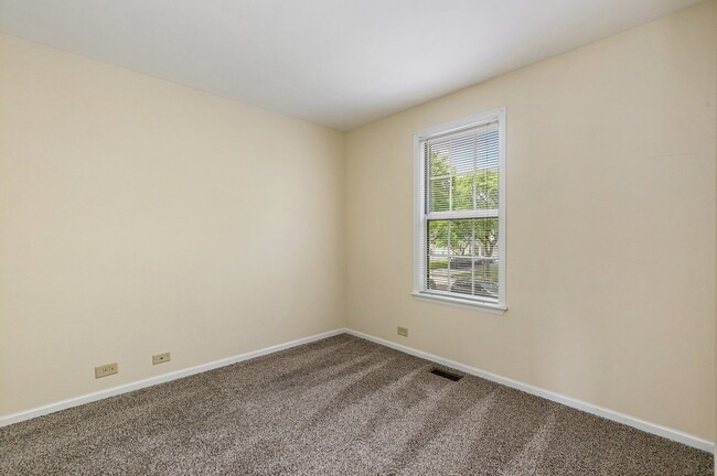 Building Photo - 1684 College Green Dr