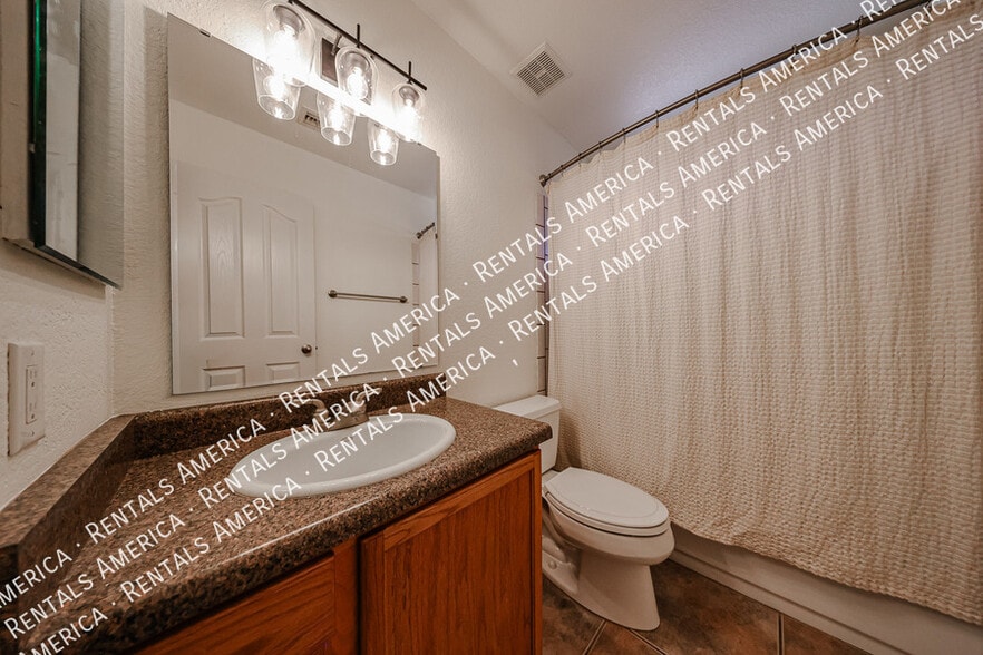 Building Photo - 1140 N Cambridge St