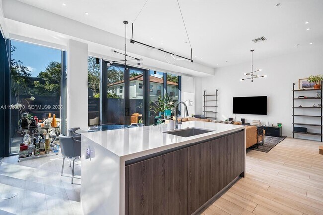 Building Photo - 3156 SW 27th Ave