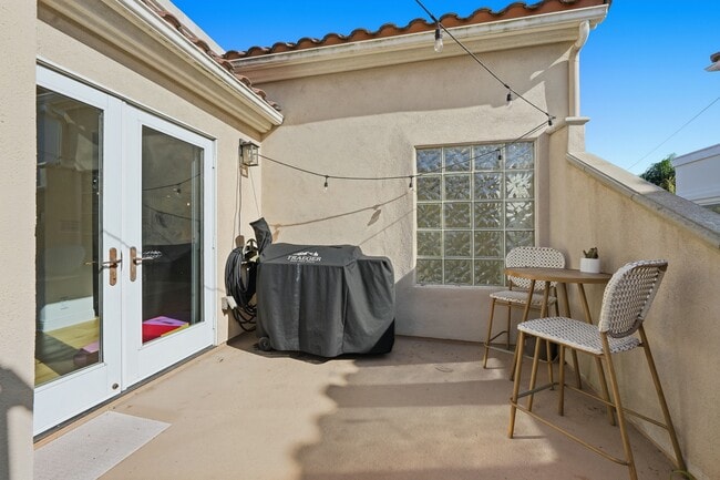 Building Photo - 125 S Juanita Ave