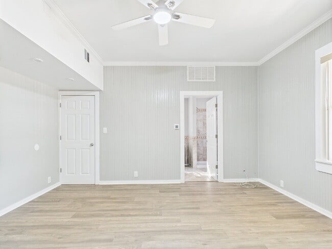 Building Photo - Gorgeous 4/3 in Quiet Neighborhood Utiliti...