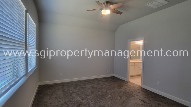 Building Photo - Beautiful 3 Bedroom with Study!