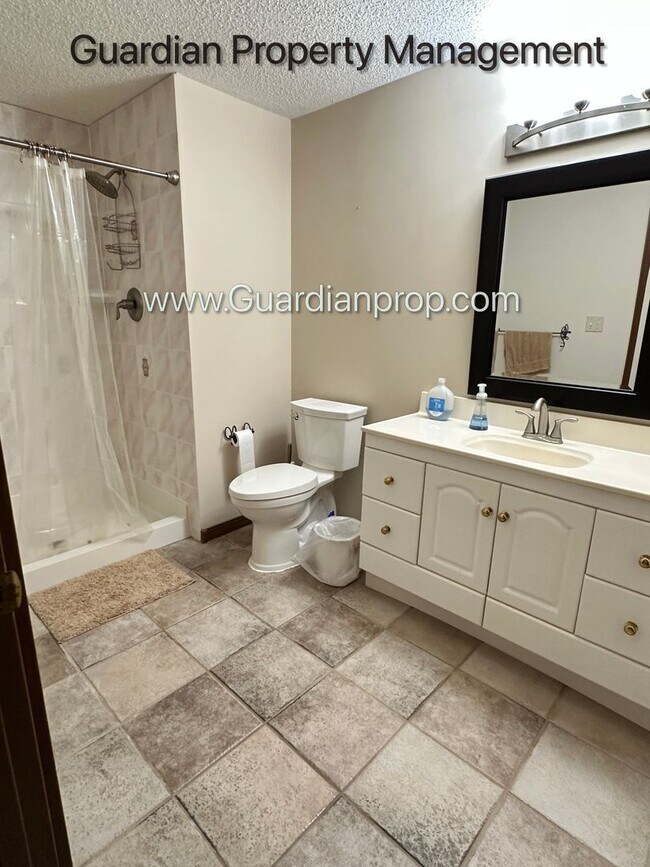 Building Photo - Eagan Single Family Home, 3 Car Garage, La...