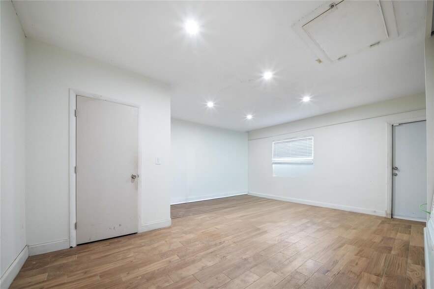 Building Photo - 16770 Lakeview Ct