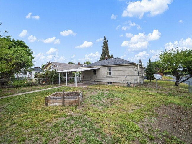 Building Photo - 2403 W Everett Ave
