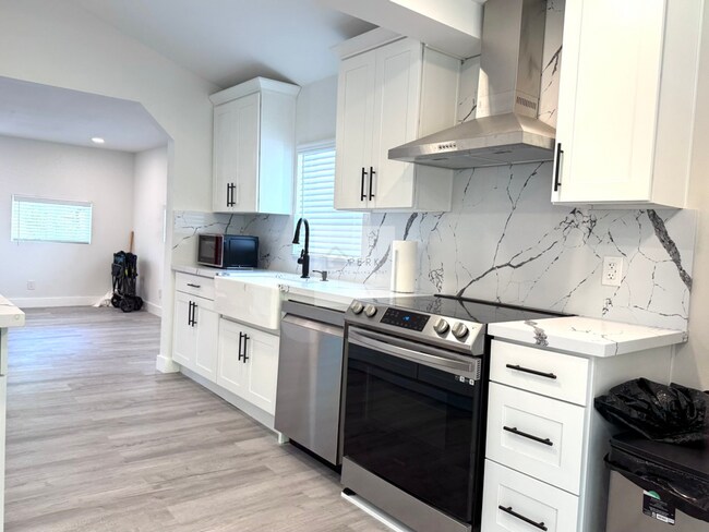 Building Photo - Updated 2 Bed, 1 Bath | South Beacon Hill | Private Patio + Parking