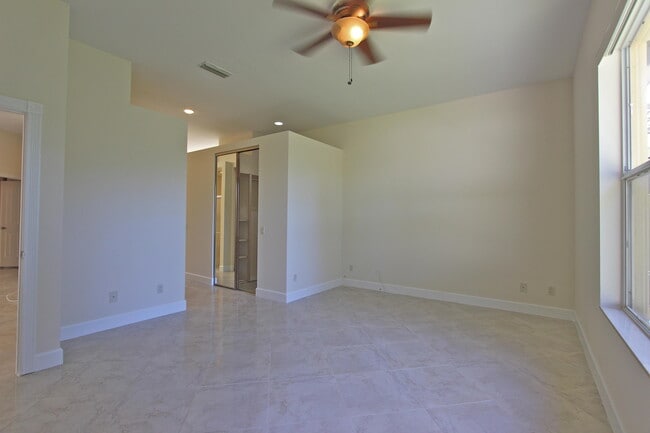 Building Photo - 252 Sussex Cir