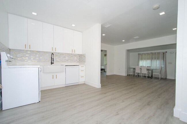 Building Photo - 935 NE 129th St