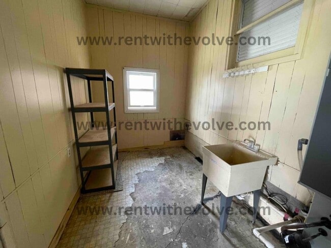 Building Photo - 4603 S Bloomingport Rd