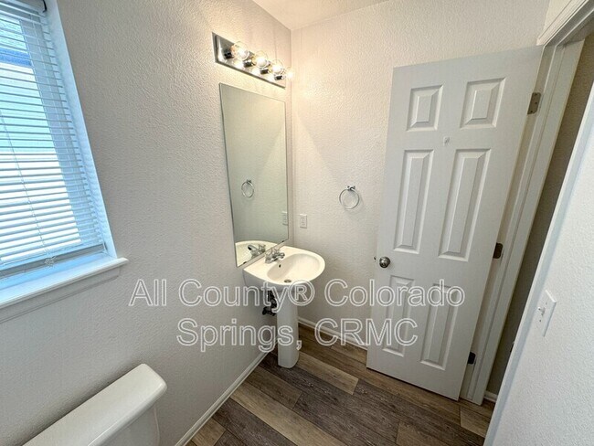 Building Photo - 5859 Instone Cir