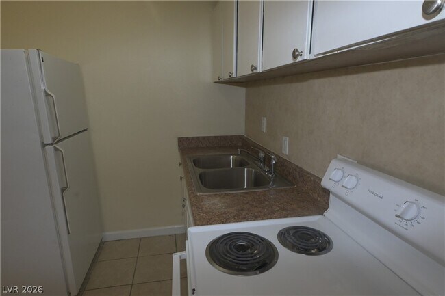 Building Photo - 3021 E Carey Ave