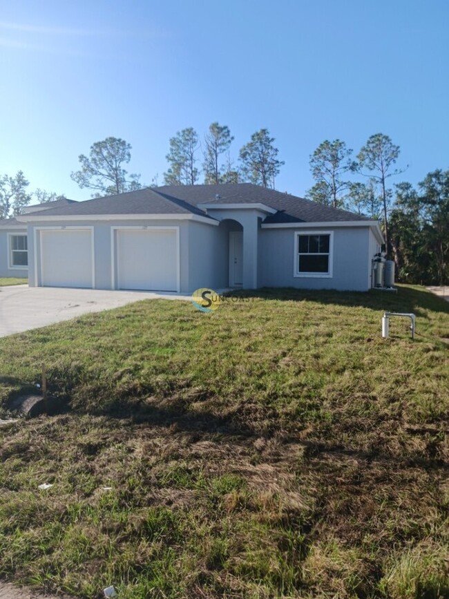 Building Photo - Welcome to Your Dream Home in Port Charlotte!