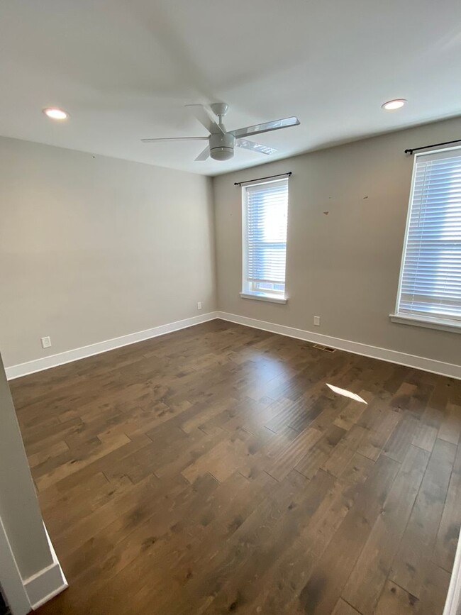 Building Photo - Newly Renovated 3-Bedroom Apartment in Bre...