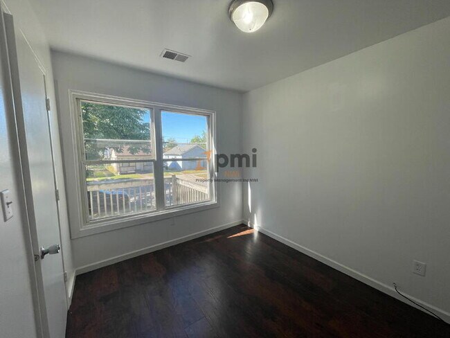 Building Photo - 4635 Towle Ave