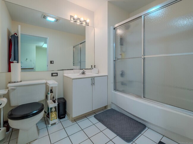 Building Photo - 300 Broad St