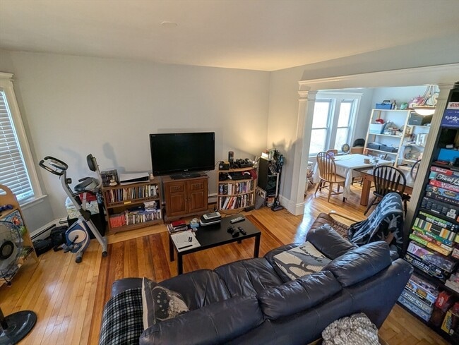 Building Photo - 376 Fellsway W
