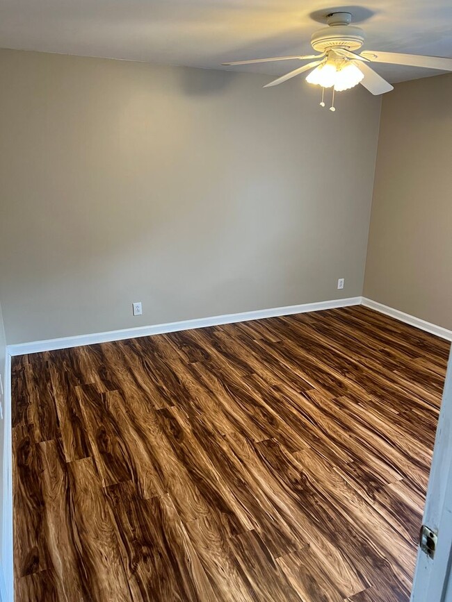 Building Photo - 3 Bed Home Rent Ready