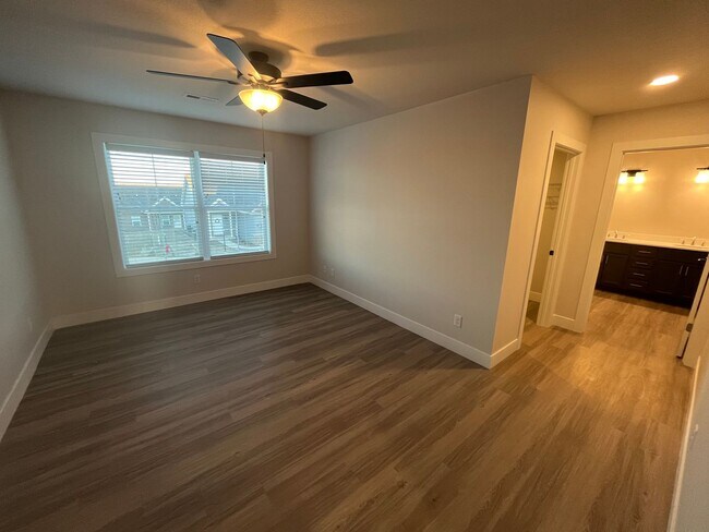 Building Photo - ??QUICK MOVE: FIRST MONTH'S RENT HALF OFF!