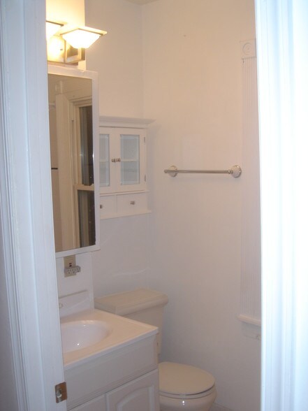 Building Photo - 2538 Foster Ave