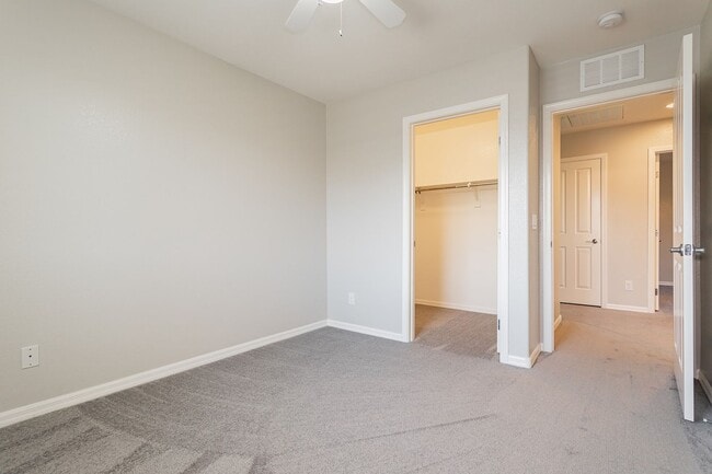 Building Photo - Exquisite 5 bedroom 4 bathroom home with fresh paint and new carpet waiting for you!